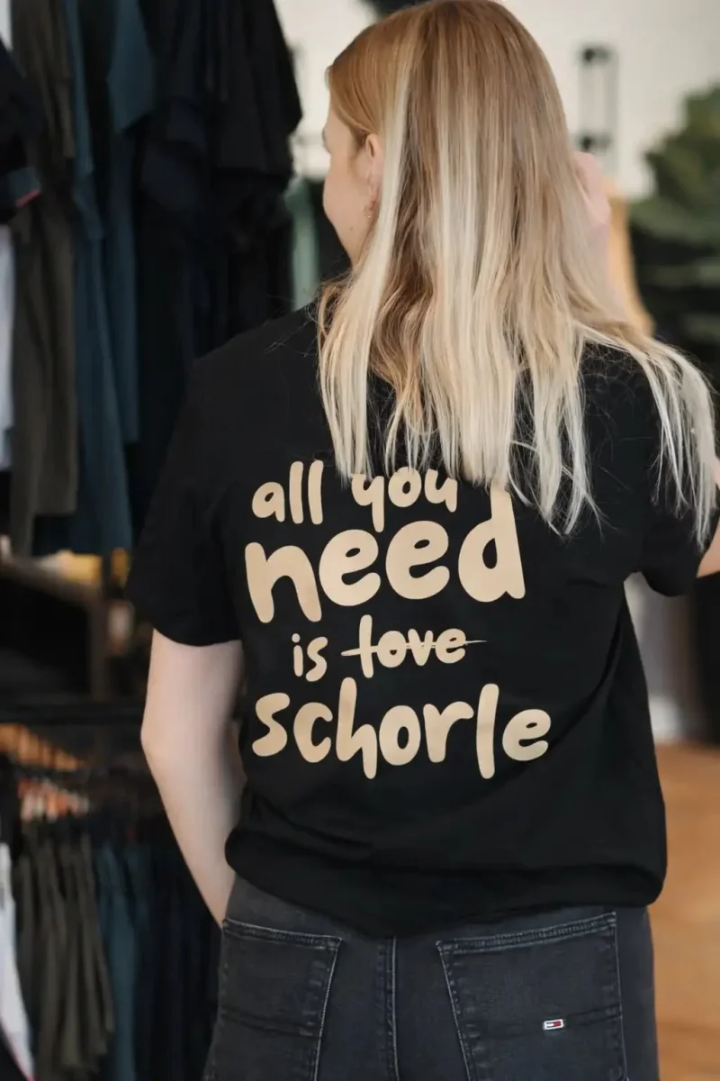 ALL YOU NEED IS SCHORLE ❤️ - SHIRT – Bild 2